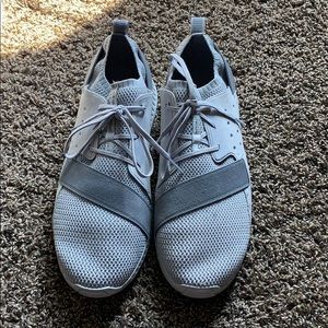 Like new Men’s under armour tennis shoes!!